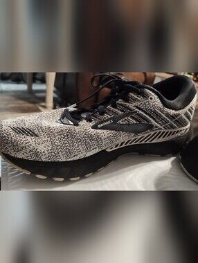 Men's Brooks Tennis Shoes Size 9. VGUC.